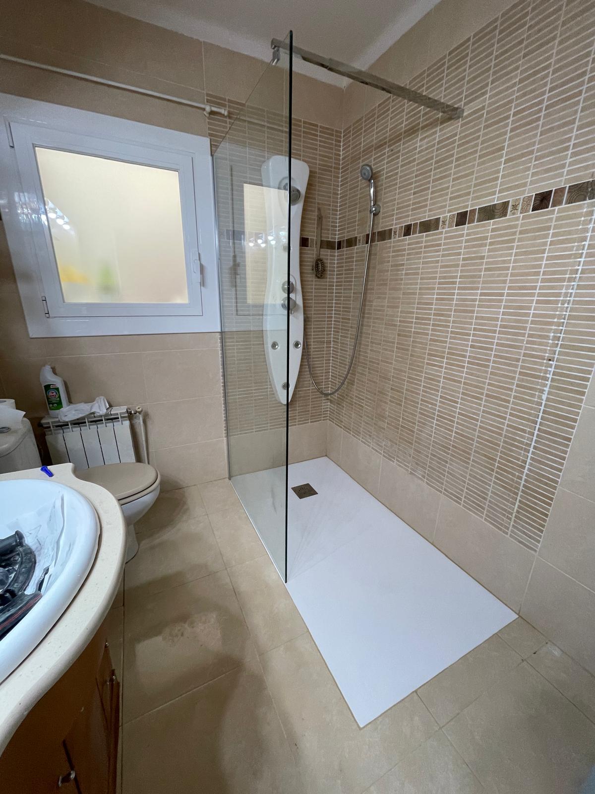 Cambiar bañera por plato de ducha en Roses: reforma rápida y segura foto principal cambiar bañera por plato de ducha en roses reforma rápida y segura