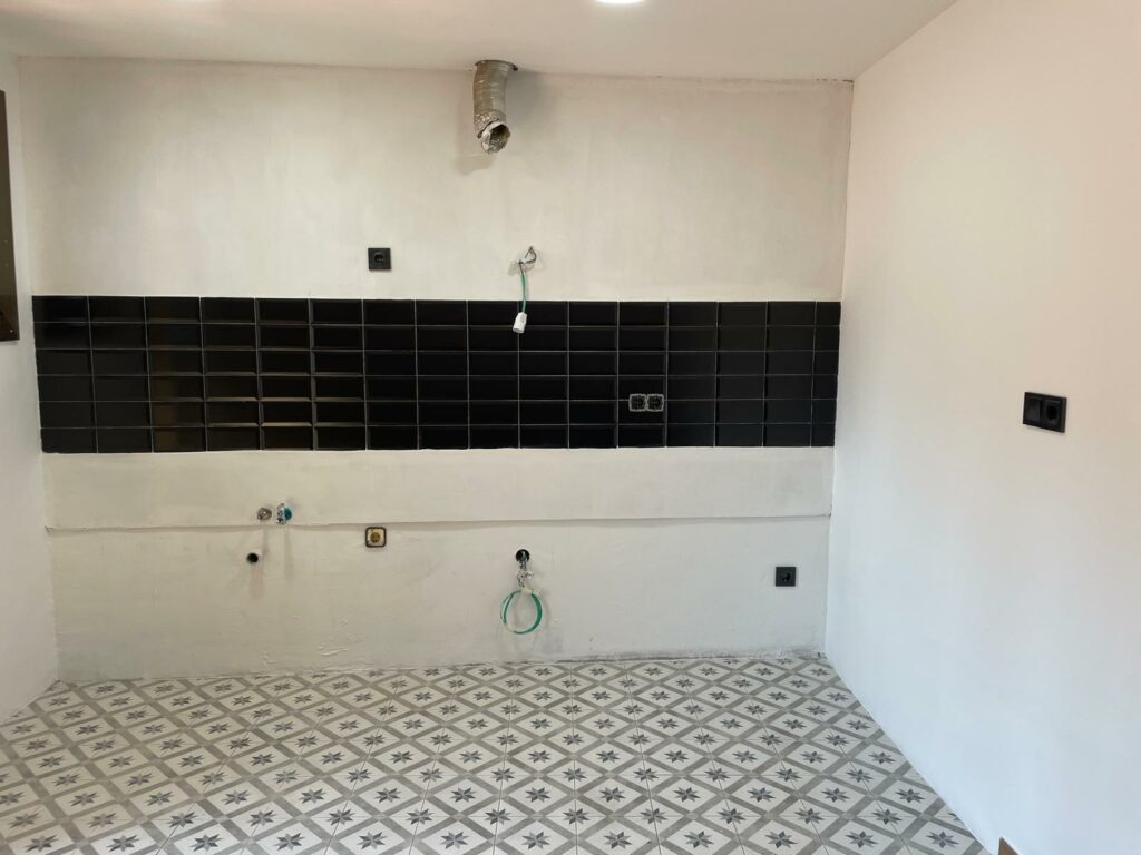 foto secundaria renovación de suelo porcelánico en roses cocina comedor americana moderna y funcional (10)