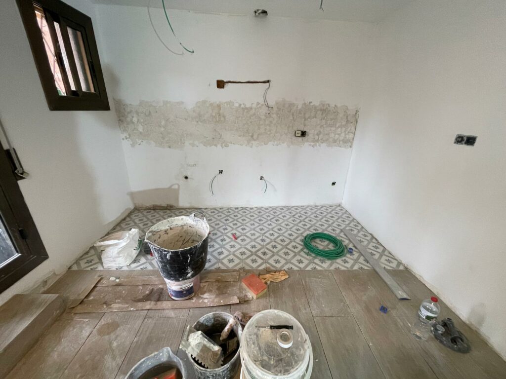 foto secundaria renovación de suelo porcelánico en roses cocina comedor americana moderna y funcional (2)