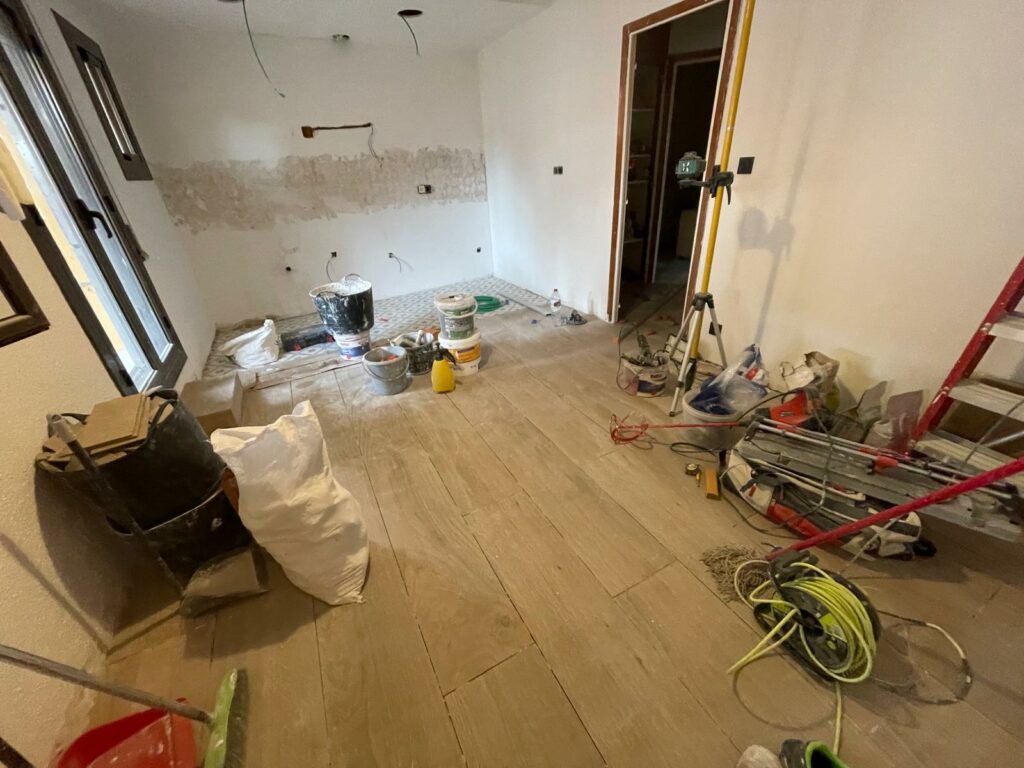 foto secundaria renovación de suelo porcelánico en roses cocina comedor americana moderna y funcional (3)