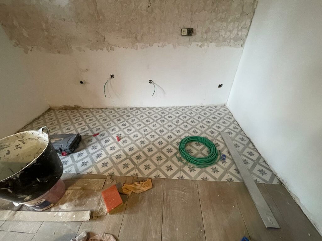 foto secundaria renovación de suelo porcelánico en roses cocina comedor americana moderna y funcional (4)