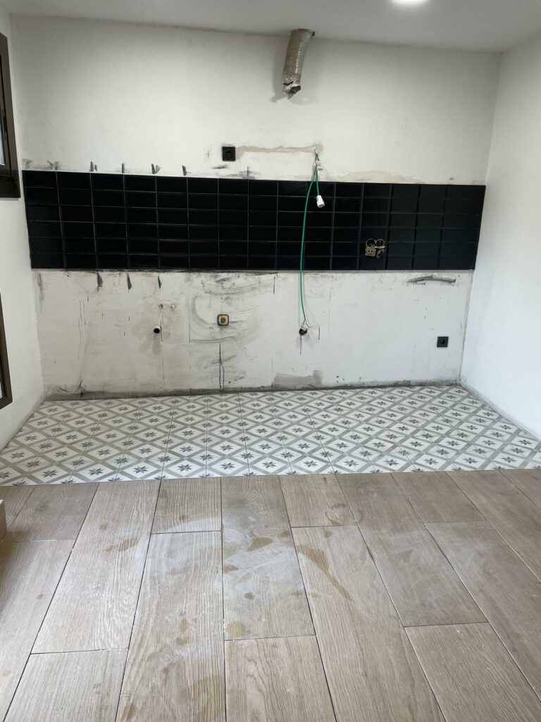 foto secundaria renovación de suelo porcelánico en roses cocina comedor americana moderna y funcional (6)