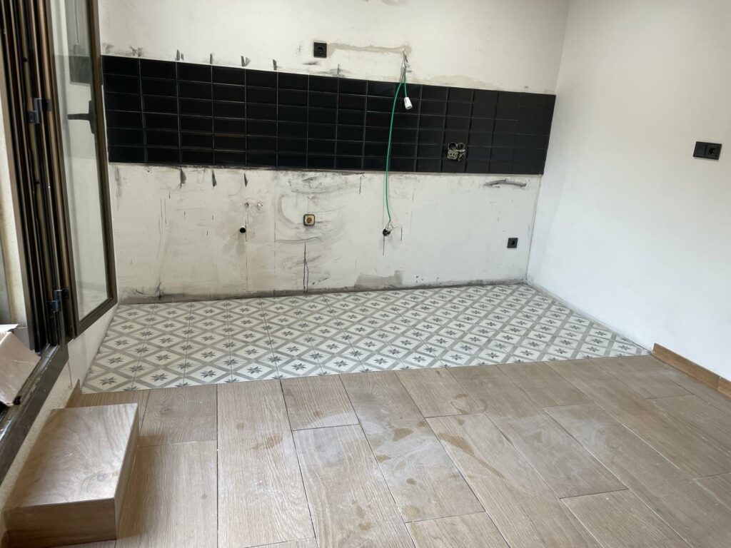 foto secundaria renovación de suelo porcelánico en roses cocina comedor americana moderna y funcional (7)