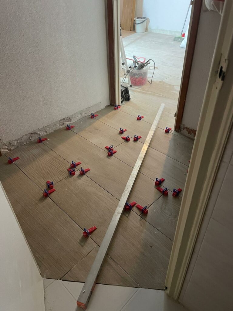 foto secundaria renovación de suelo porcelánico en roses cocina comedor americana moderna y funcional