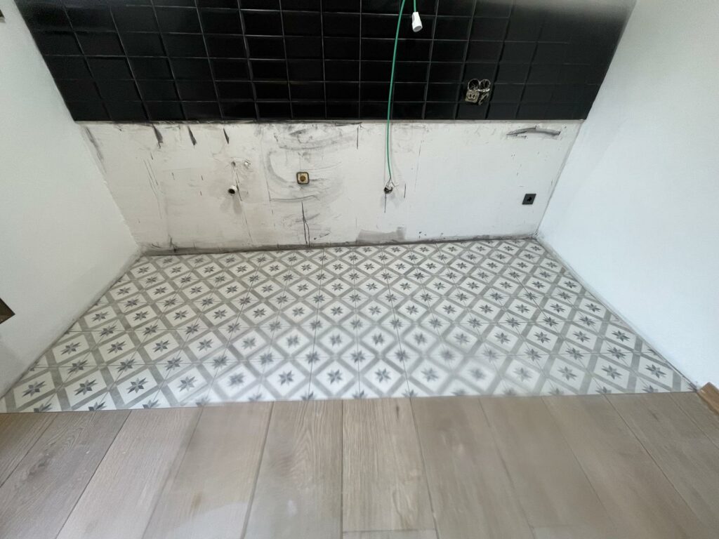 foto secundaria renovación de suelo porcelánico en roses cocina comedor americana moderna y funcional (8)