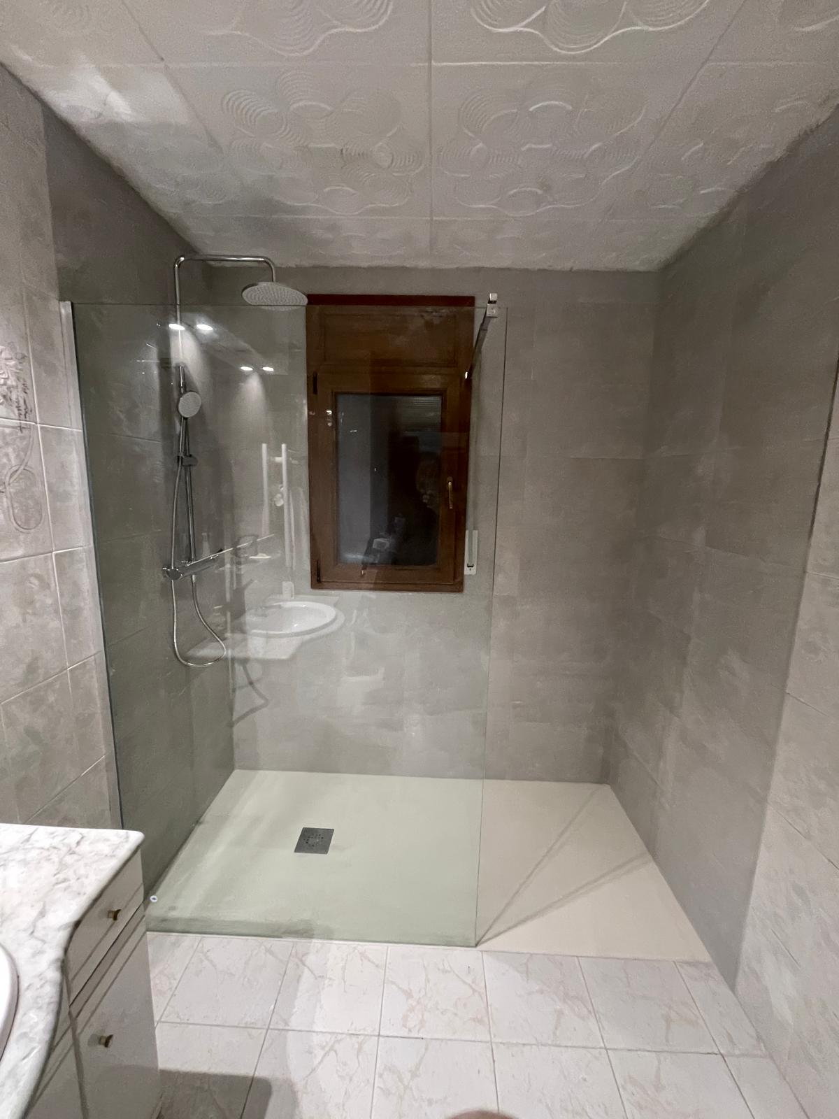 Cambio de plato de ducha antiguo por ducha a ras de suelo: seguridad, confort y diseño whatsapp image 2026 01 09 at 19.20.05(3)